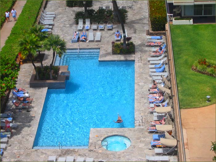 Beautiful pool, beachfront Maui condo rentals on Kaalapali.
