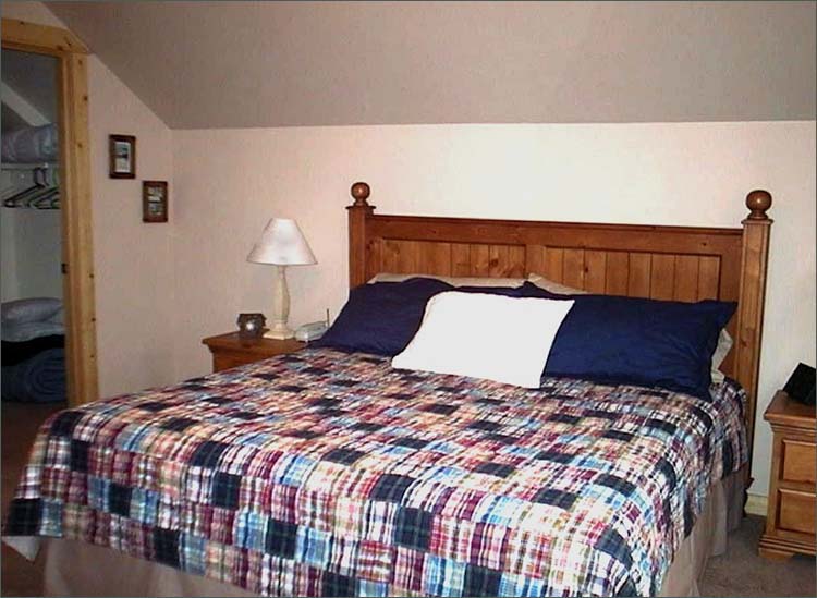 Beautifully furnished with warm blankets and firm, new mattresses this is truely an excutive vacation home for rent in Sunriver, OR.