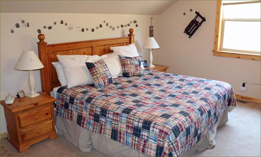 Beautifully furnished with warm blankets and firm, new mattresses this is truely an excutive vacation home for rent in Sunriver, OR.