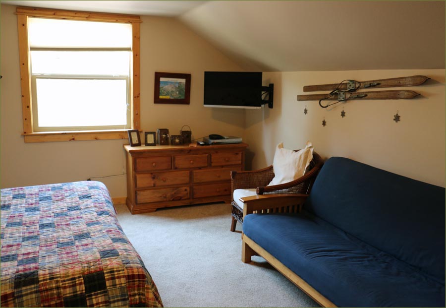 Beautifully furnished with warm blankets and firm, new mattresses this is truely an excutive vacation home for rent in Sunriver, OR.