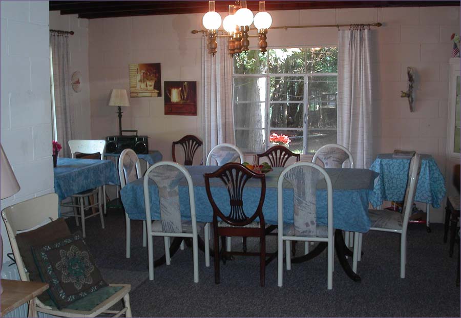 Country cottage kitchen and dining room, family gatherings on the lakeshore.