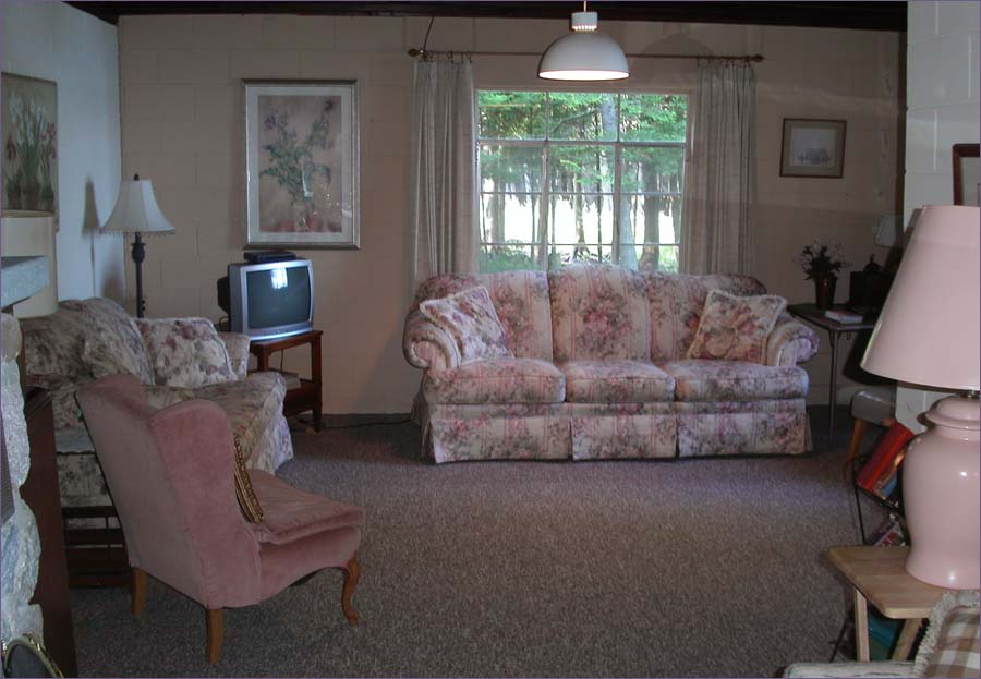 Cozy cottage living room with comfortable furnishings and a warm welcome to families.