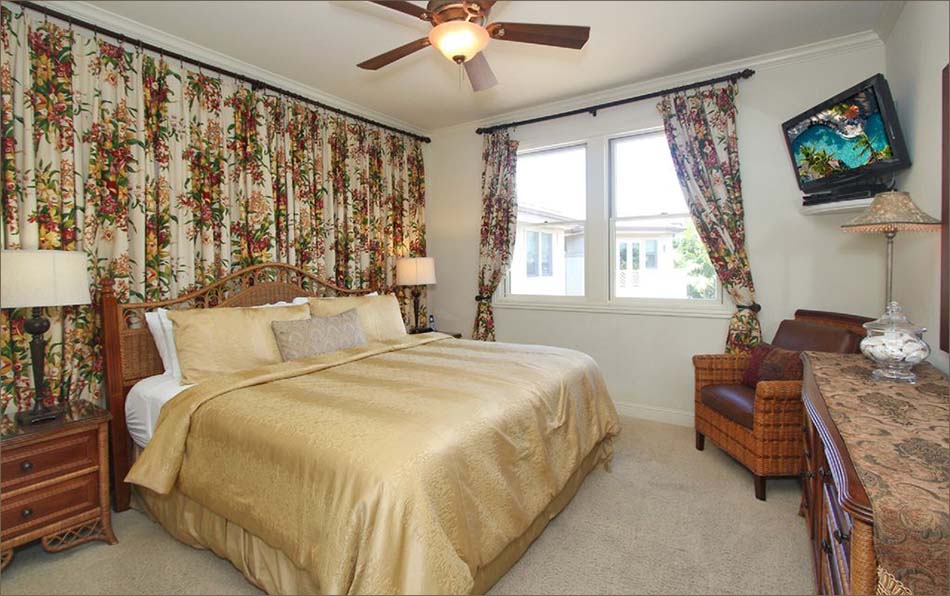 Each king size guestroom features fine luxury furnishings and private en-suite bathroom.