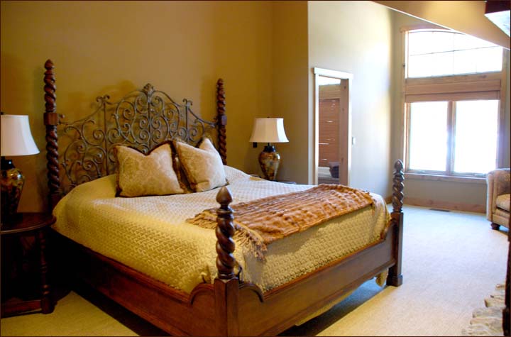 New quality beds made up with fine linens throughout - king sized master bedroom.