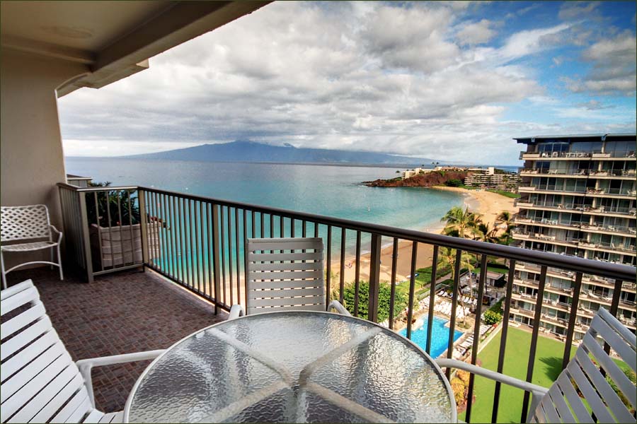 Beautiful pool, beachfront Maui condo rentals on Kaalapali.