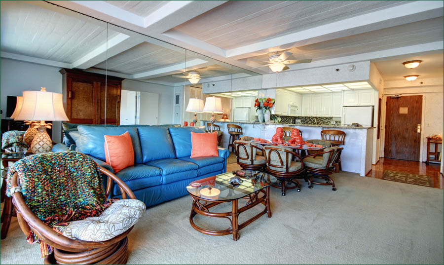 Leather sofa, tropical furnishings, amazing ocean views from every room.