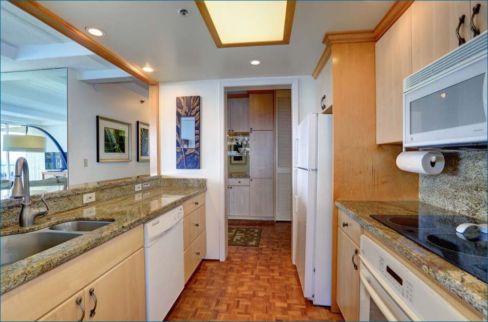 Fully equipped kitchen with adjacent dining room