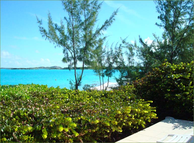 Masterbedroom Bahamas villa vacation home in Georgetown Great Exuma.