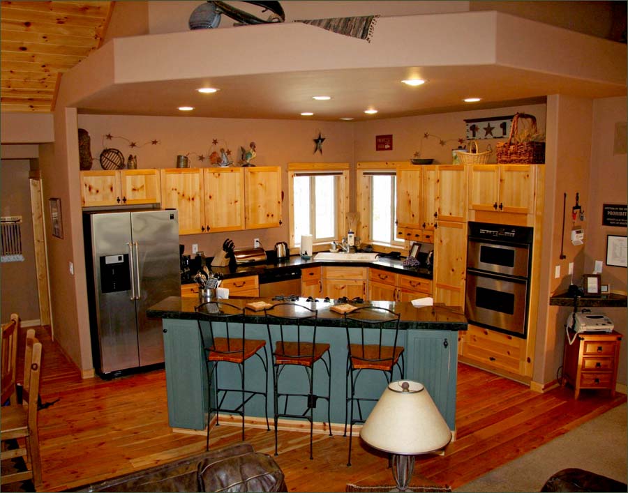Executive Sunriver vacation rentals home with private hot tub close to skiing and Deschutes River!