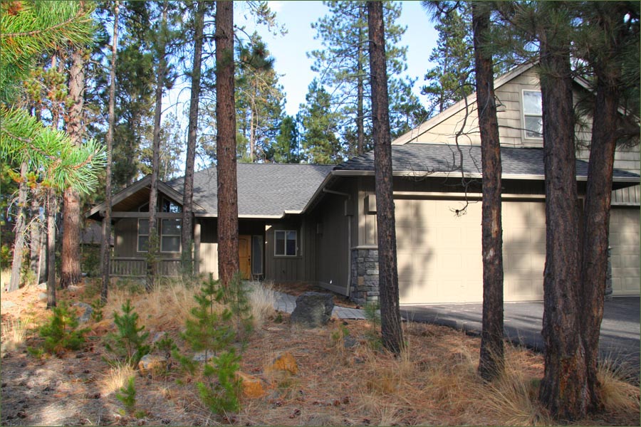 Executive Sunriver vacation rentals home with private hot tub close to skiing and Deschutes River!