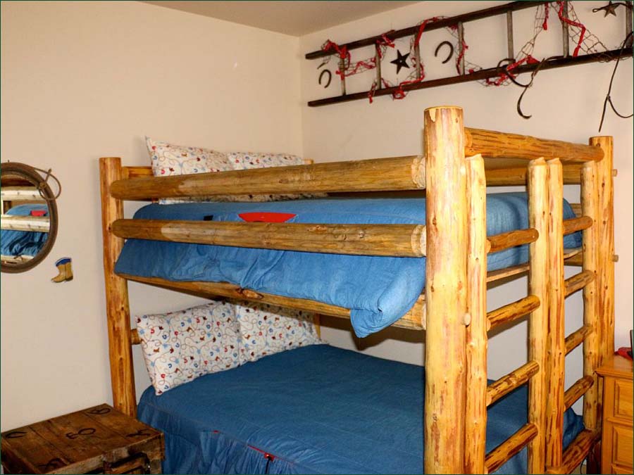 Great Buckaroo Bunk Room, with LED with DVD and VHS player
... wonderful fun space for the kids.