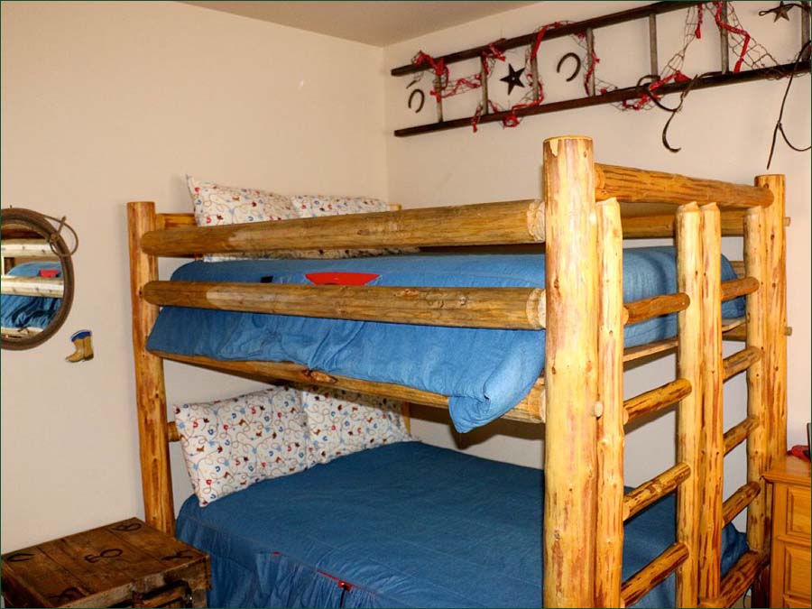 Great Buckaroo Bunk Room, with LED with DVD and VHS player
... wonderful fun space for the kids.