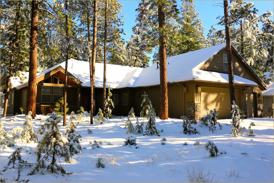 Sunriver luxury home minutes from skiing and snowboarding on Mt. Bachelor.... cross country ski out the yard.