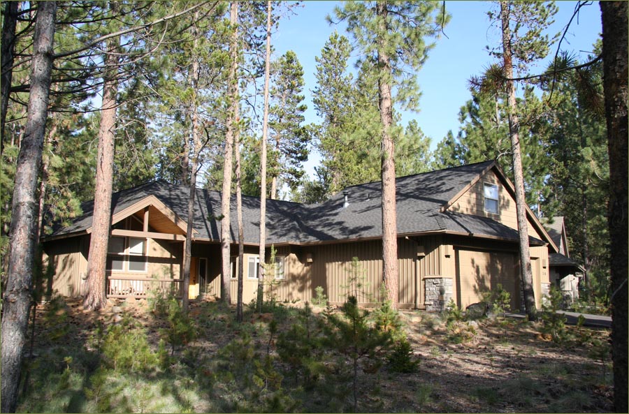 Executive Sunriver vacation rentals home with private hot tub close to skiing and Deschutes River!