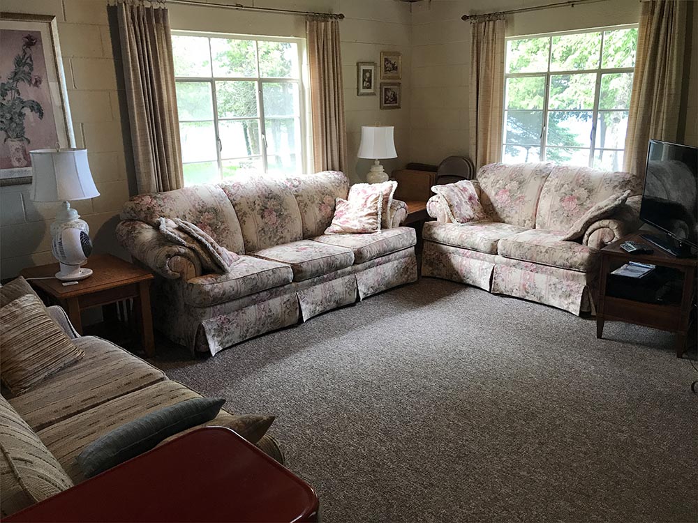 Cozy cottage living room with comfortable furnishings, new large, flatscreen and a warm welcome to families.